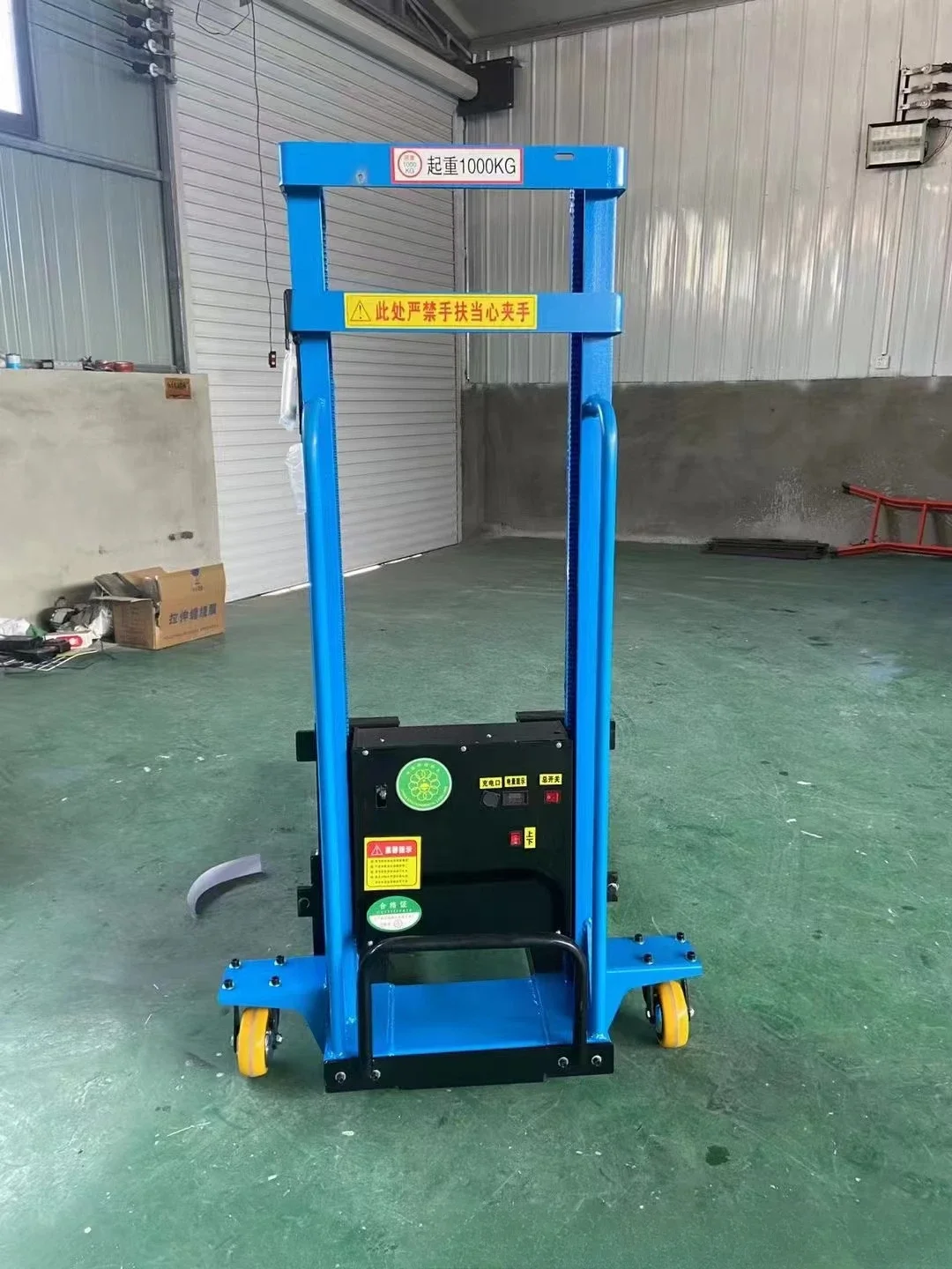 Entlade-LKW-Gabelstapler montiert