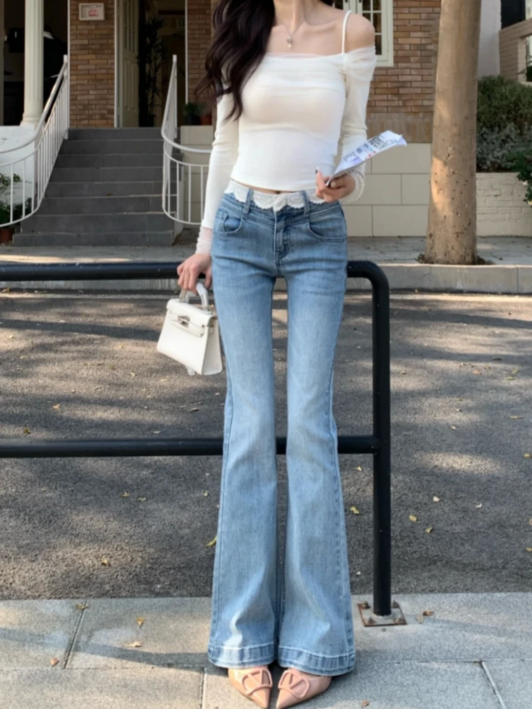 

Весенние романтичные светло-голубые эластичные джинсы-клеш с высокой талией из хлопка стрейч для повседневной носки, слегка расклешенные, с эффектом похудения