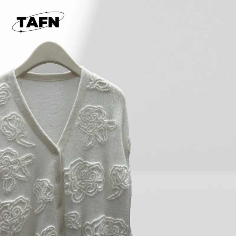 25 人気のヨーロッパとアメリカンスタイルのウール暖かい宴会高級女性のセーターフラワープリントハイエンド気質 A25065