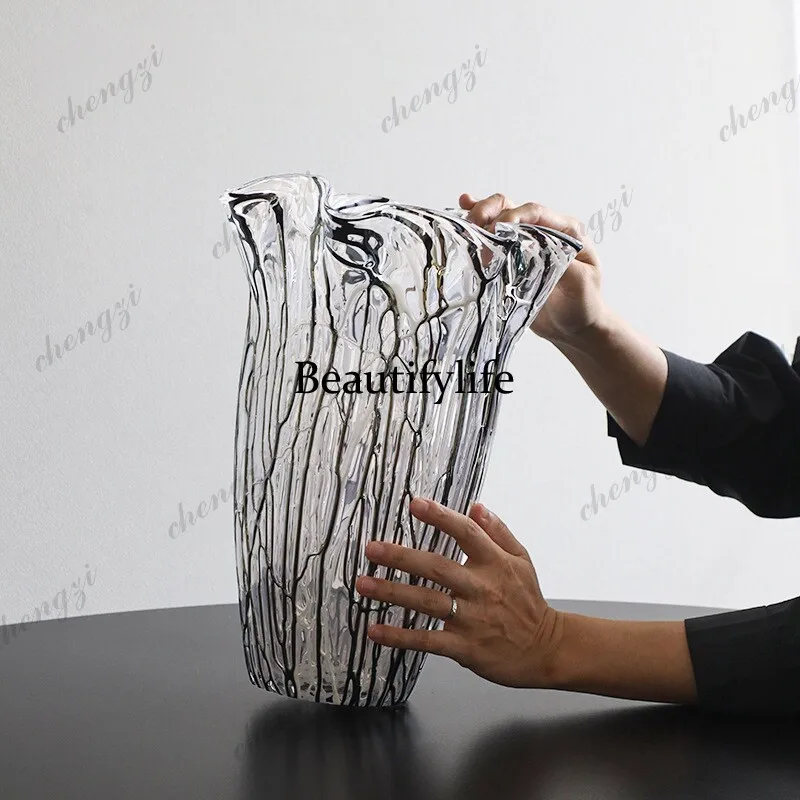 Light luxury style vases, vintage glass ornaments, flower arrangements, hydroponic fresh flowers, light luxury lines