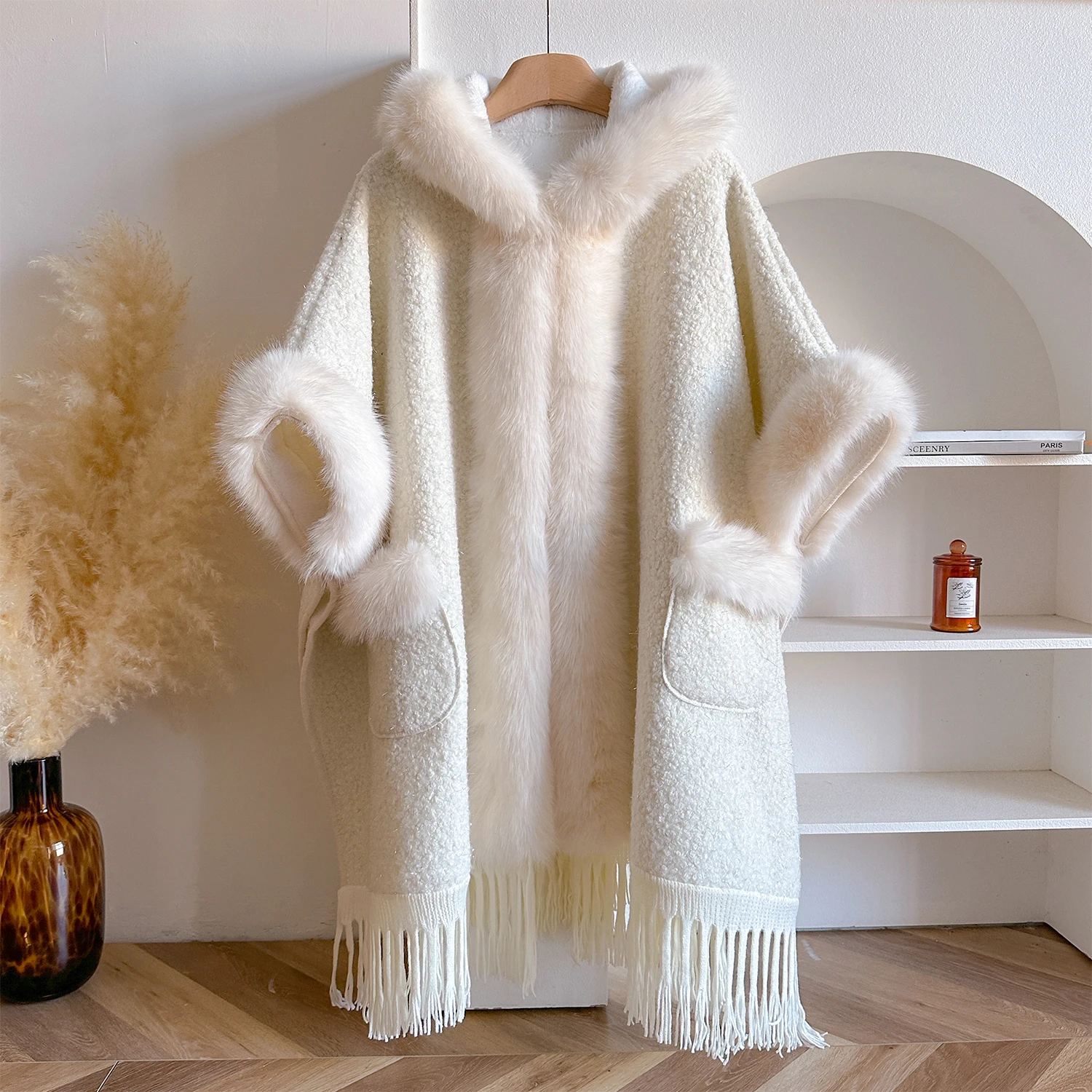 cappotto-invernale-caldo-con-mantellina-a-nappa-e-bordo-in-pelliccia-sintetica-con-cappuccio-per-donna-scialle-poncho-con-glitter-e-boucle