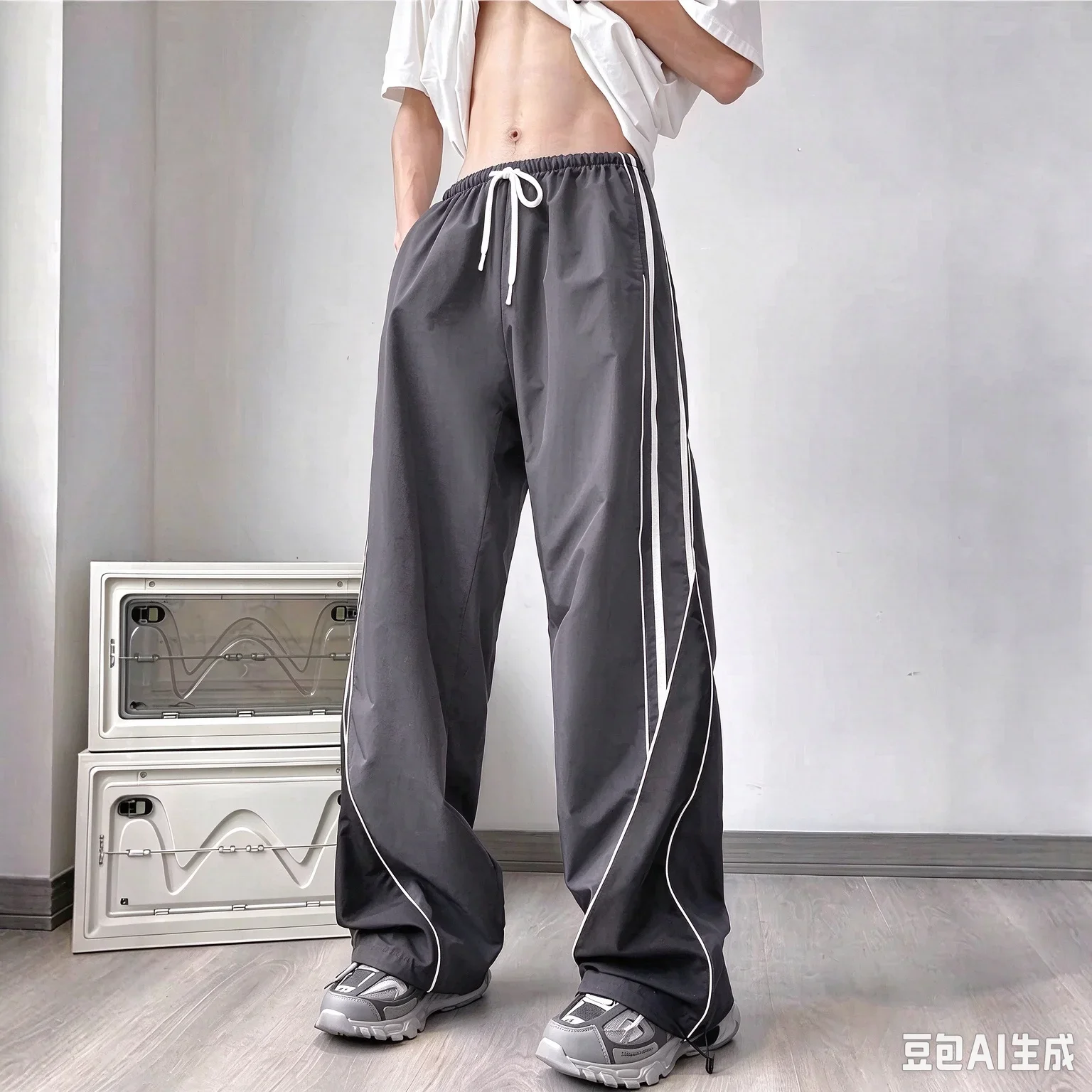 Heißer Verkauf Unisex gebogene weiße Seitenstreifen-Fallschirmhose mit weitem Bein, lockere Baggy-Hose für Herren, Hip-Hop-Streetwear, lässige Sporthose – Detail 15