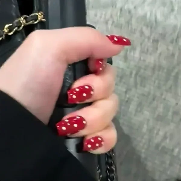 24Pcs Red Polka Dot False Nails with Glue Fashionable Press on Acrylic Nail with Glue Maillard Nail Art Full Cover Fake Nail Tip