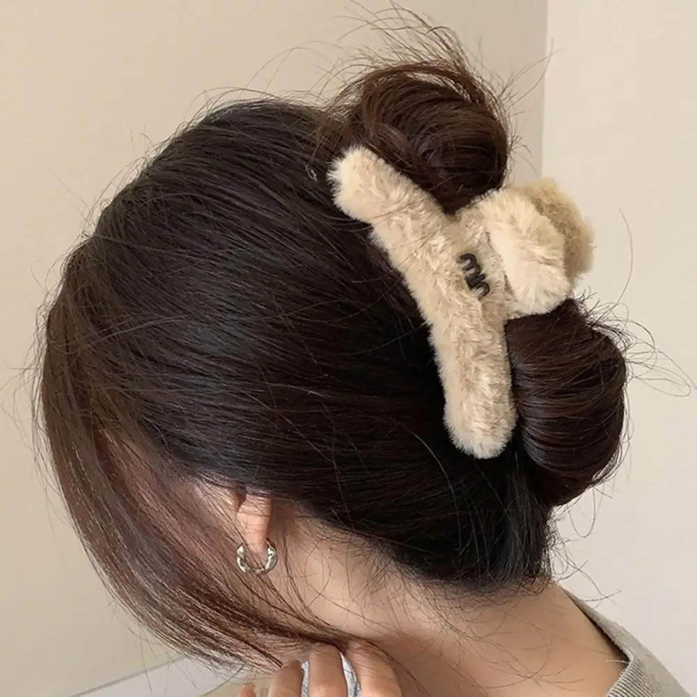 

Metal Spring Hair Accessory Hair Grabber Soft Stylish Winter Plush Hair Claw Faux Fur Anti-slip Hair Clip for Lady Accessories