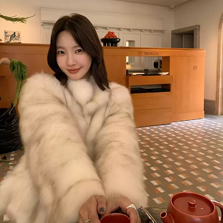 UMI MAO ヘイジーファンタジーアンバーフローイングライトヴィンテージグラデーションクリームカラースモールスタンドカラーフォックスファーコート女性用冬新作