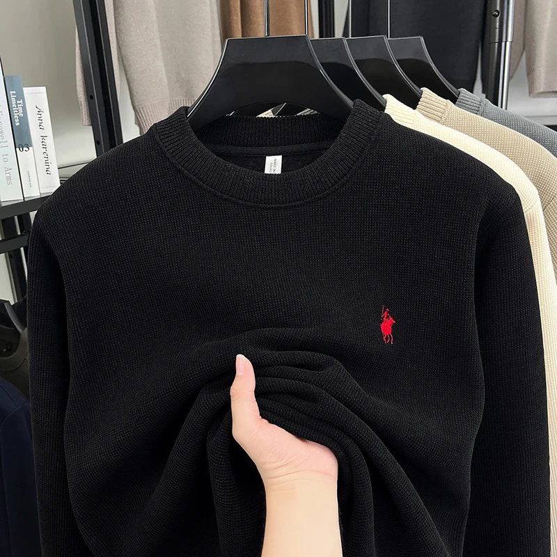 2025 Sudadera de cuello redondo para hombres con terciopelo grueso y calidez Nuevo suéter de otoño e invierno Suéter de punto con base de color sólido