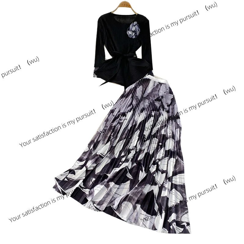 ZOCI – dreidimensionales, unregelmäßiges Oberteil mit Blumentaille, hohe Taille und dünnem, bedruckter Faltenrock, zweiteiliges Set