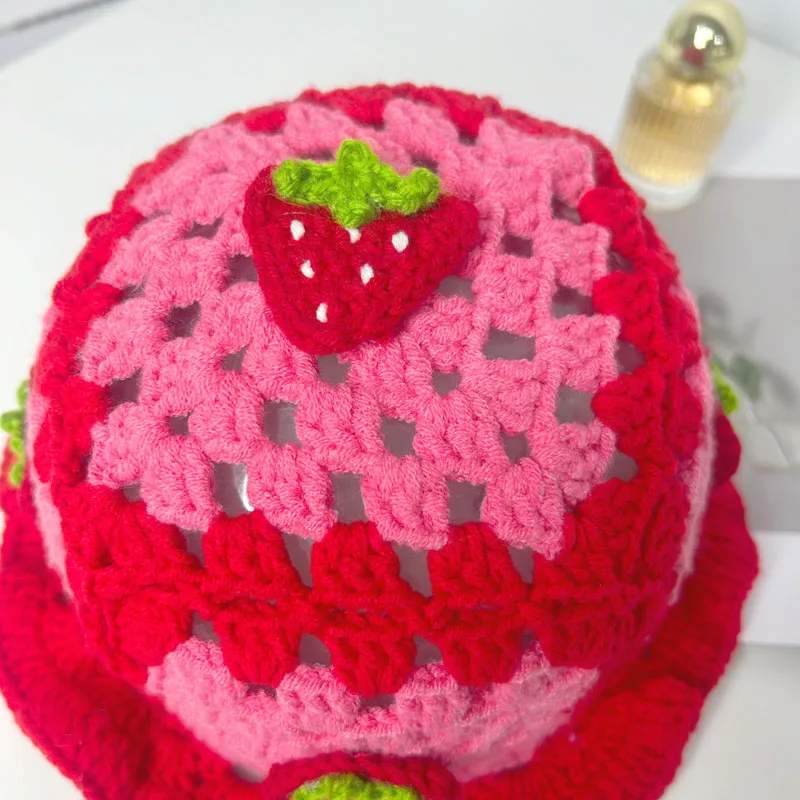 قبعة دلو كروشيه مصنوعة يدويًا على شكل فراولة - قبعة شتوية دافئة كلاسيكية لطيفة للنساء، إكسسوار أنيق للطقس البارد #6