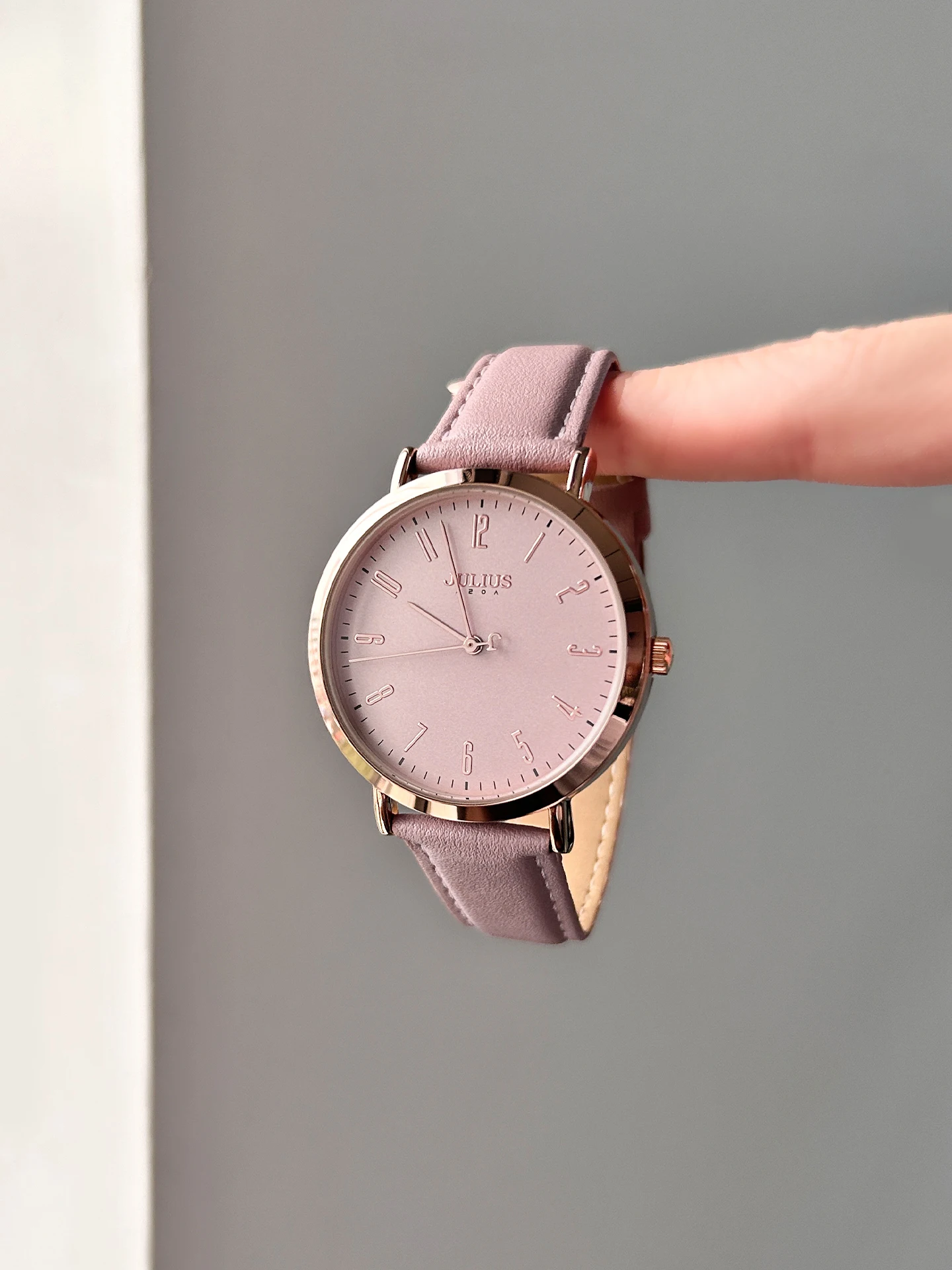 

Новинка 2025 года, часы в стиле Коре с большим циферблатом, простой темперамент, часы для учащихся младших классов, женские часы, женские часы, роскошные часы высокого качества