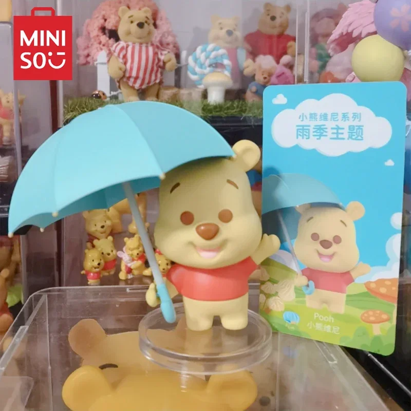 Caja ciega MINISO serie Winnie The Pooh temporada lluviosa tema modelo muñeca Kawaii animación periférica juguetes para niños regalo de Navidad