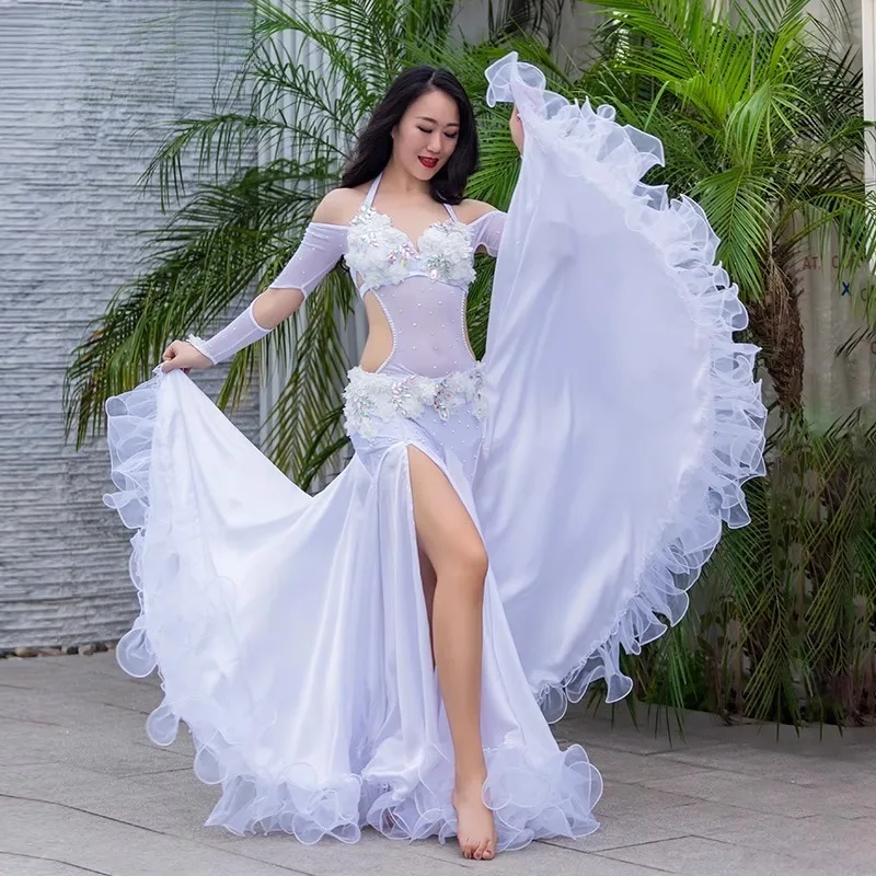 Maßgeschneidertes Bauchtanzkostüm, Performance-Kostüm, weiblicher orientalischer Seidensatin-Overall, Tanzset, weißer BH, langer Rock