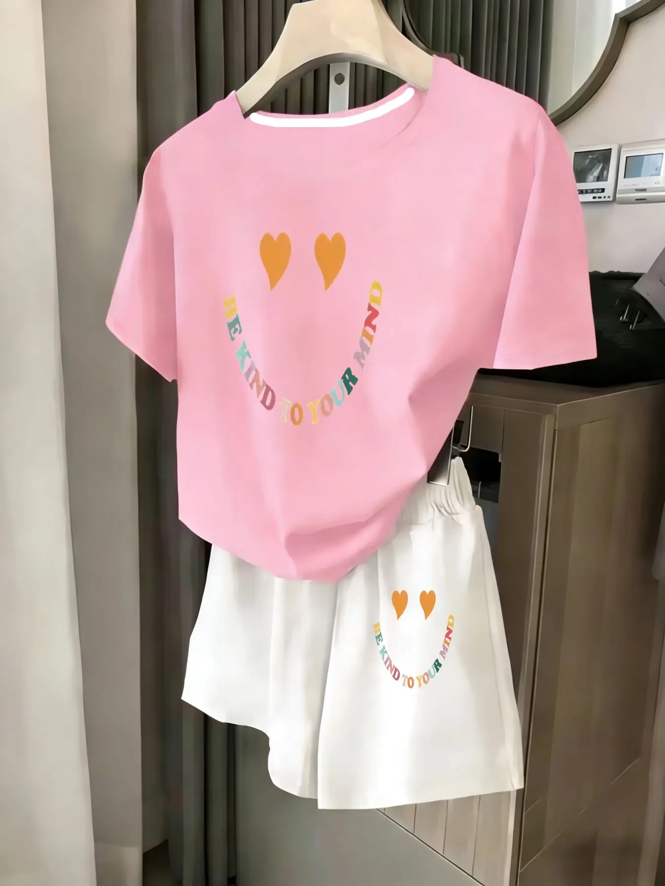 

Женский комплект из 2 предметов, летний комплект для пляжного отдыха, повседневная футболка с круглым вырезом и короткими рукавами, шорты с эластичной резинкой на талии, удобный костюм