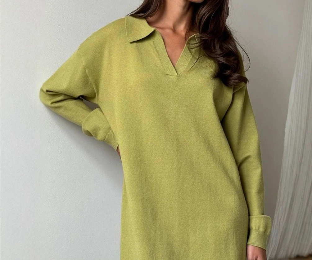 

Retro and Relaxed Style Wine Red POLO Collar Knitted Dress for Women in Autumn and Winter Season