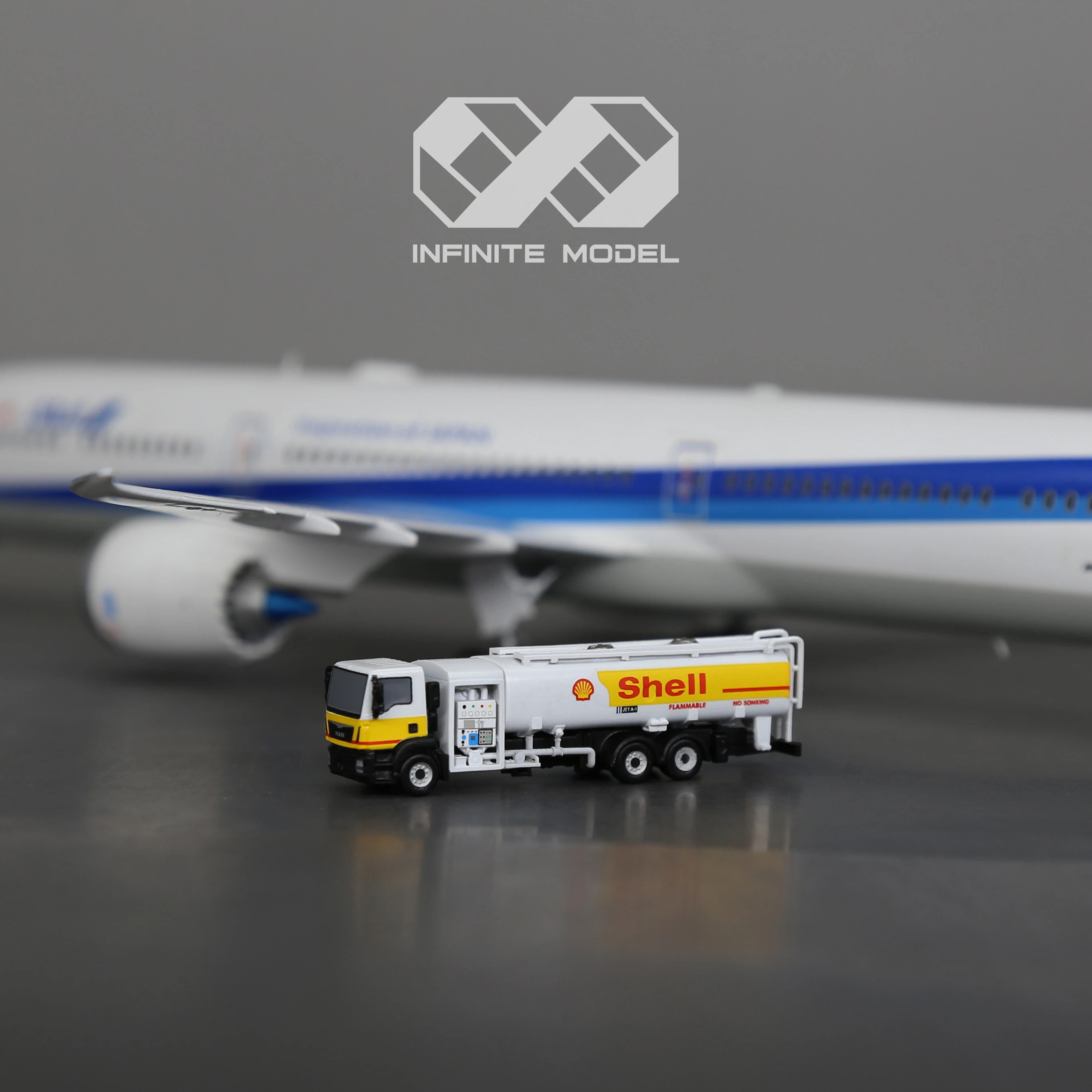 modele-de-camion-citerne-de-manutention-au-sol-pour-aeroports-skytanking-1200-par-infinite-artisan
