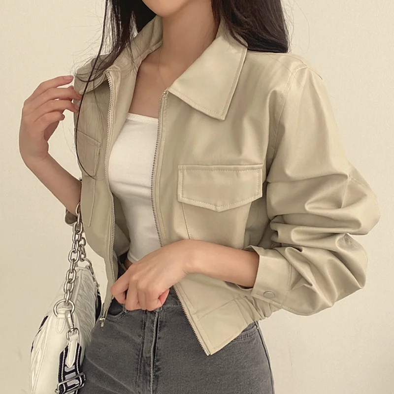 스타일리시한 짧은 가죽 재킷 여성용 시크한 가을 패션 지퍼 디자인 긴 소매 스탠드 칼라 더블 포켓 쿨 바이커 재킷