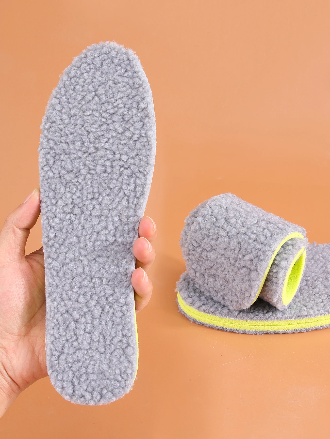 แผ่นรองรองเท้ากำมะหยี่ขนแกะ3คู่เพื่อความอบอุ่นและป้องกันเท้าในฤดูหนาวผู้ชายและผู้หญิงเพิ่มตุ๊กตาเพื่อดูดซับเหงื่อและการระบายอากาศ