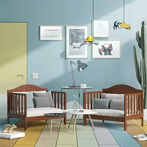 سرير أطفال صغير قابل للتحويل 2 في 1، سرير أطفال خشبي مع درابزين، لوح قدم آمن، يتحول إلى كرسي/أريكة/سرير، بني