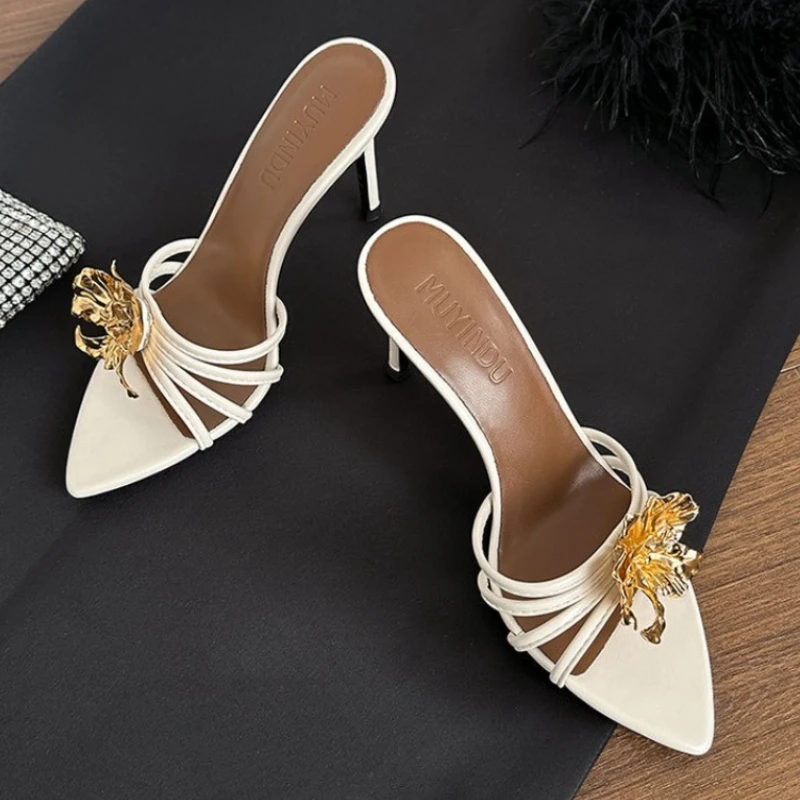 

Летние роскошные тапочки на высоком каблуке с металлическим цветочным узором, женские сексуальные туфли-лодочки с открытым носком, модные белые вечерние сандалии с острым носком