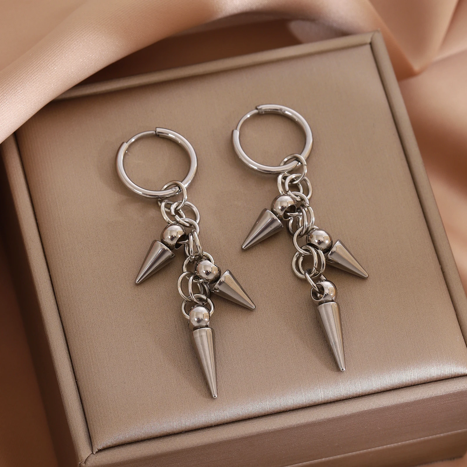 

Fashion Simple Punk Gothic Stainless Steel Rivets Pendant Drop Earrings for Women Street Pop Hip Hop Rock Ear Charm Jewelry Gift