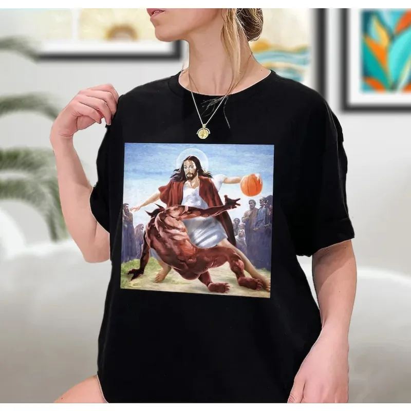 يسوع يلعب كرة السلة تي شيرت. تي شيرت برسومات سوداء مع Christ in Red Cape Hooping Vs Monster Epic Scene بتصميم فريد من نوعه