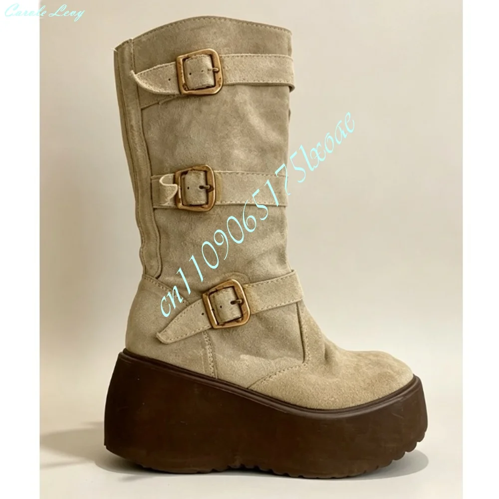 Botas de plataforma de media caña para mujer, de gamuza sintética beige, con suela gruesa, múltiples hebillas cuadradas, cremallera lateral, suela robusta, calzado vintage Y2K.