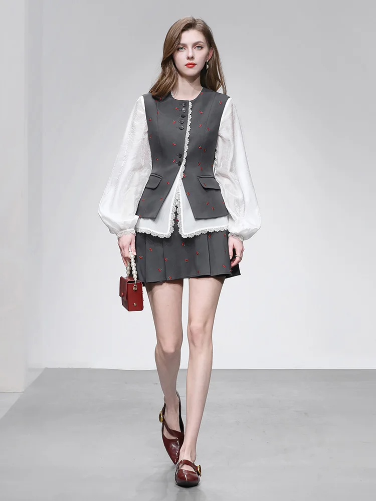 

Весна 2026: Новый классический комплект из двух предметов — блузка с V-образным вырезом, завышенной талией и кружевной отделкой, а также укороченная футболка с рукавами-фонариками.