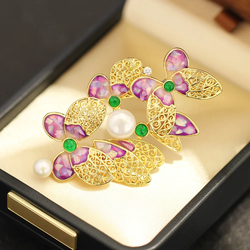 

Court Retro Butterfly Brooch Light Luxury Freshwater Pearl Hollow Gold Insect Pin for Women
