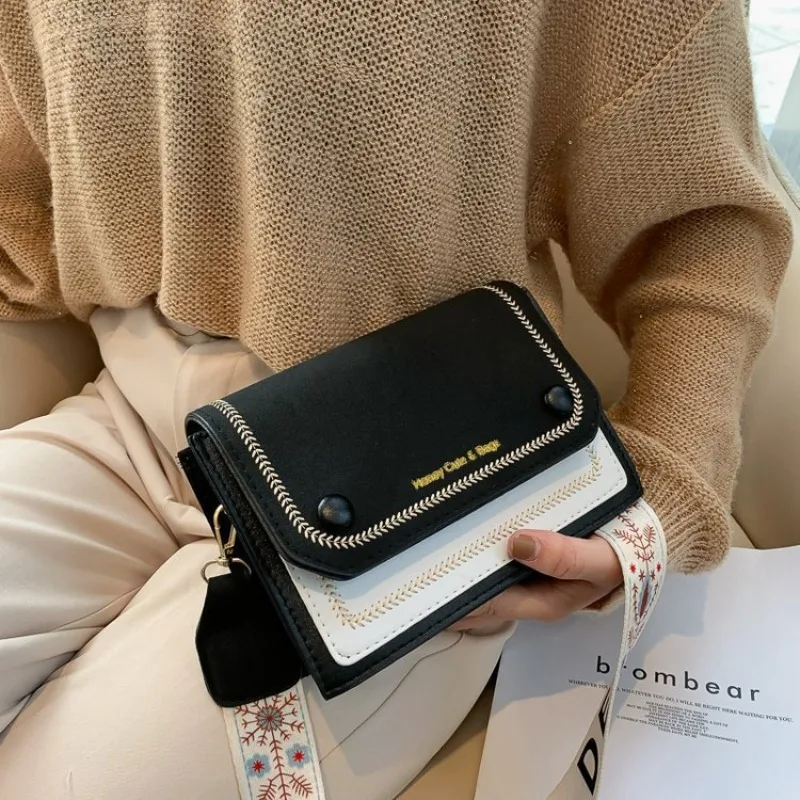 

Модная широкополосная маленькая квадратная сумка на одно плечо, маленькая текстурированная сумка для женщин, новая корейская версия, повседневные сумки через плечо