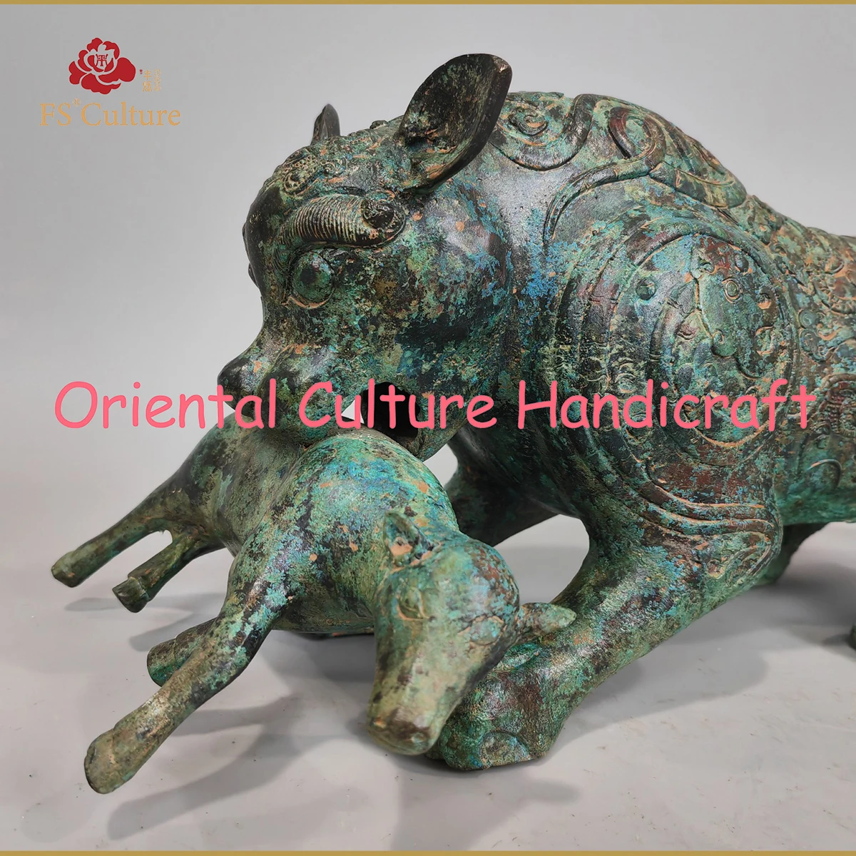 Ancient Chinese Warring States Period Bronzes, High-End Cultural Gifts, Collectibles,Tigers Prey On Deer Sculpt,Handicrafts