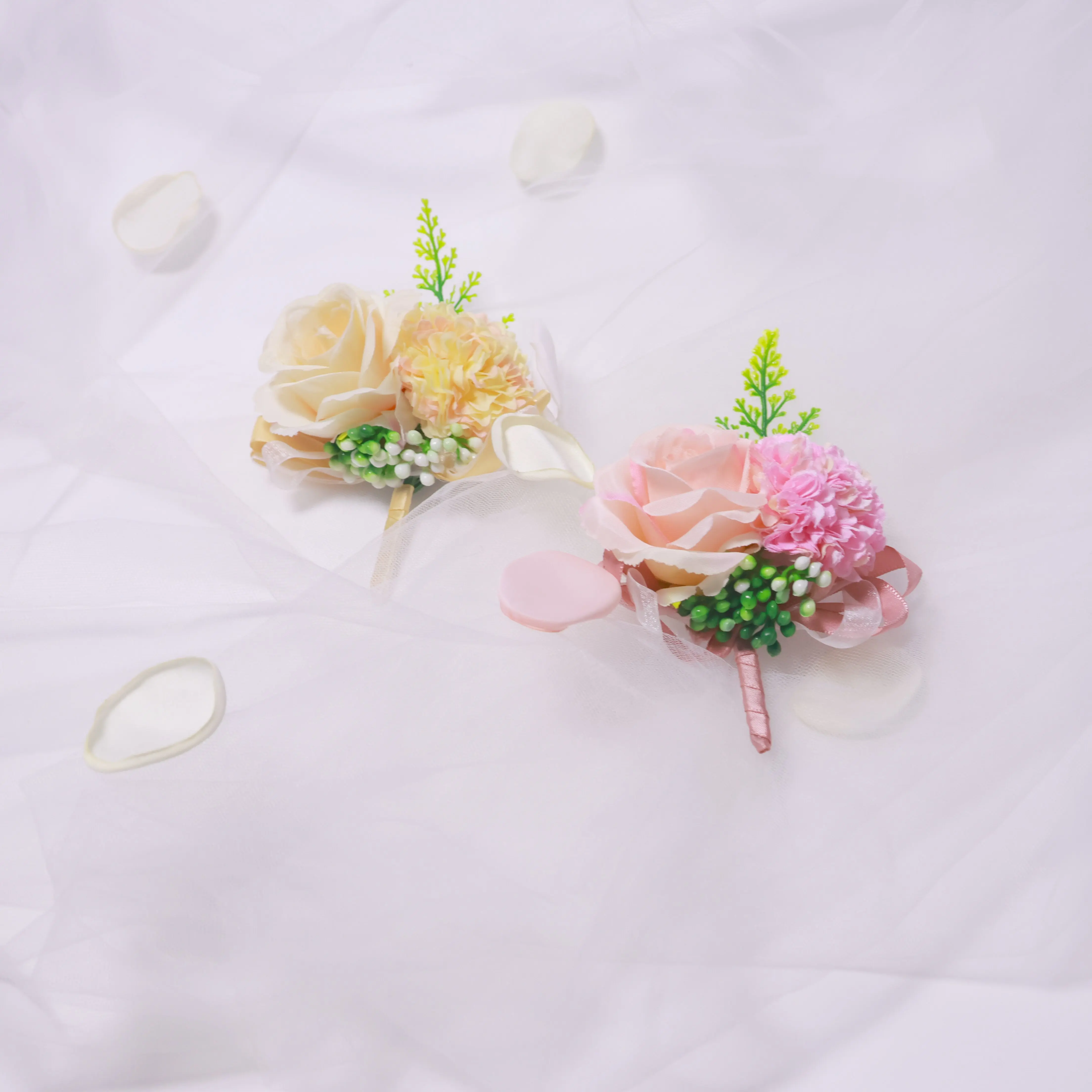 Set Boutonniere Bunga Krim Khusus Anyelir Mawar Buatan dan Set Boutonniere Pria, Bunga Sutra DIY untuk Pernikahan Pasangan Pernikahan