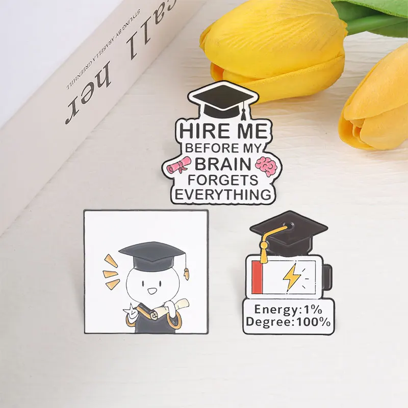 Energy 1% Degree 100% Cartoon Abschluss-Emaille-Pin: „Hire Me Before My Brain Forgets Everything“ Brosche – Abschluss-Schmuckgeschenke – Detail 6