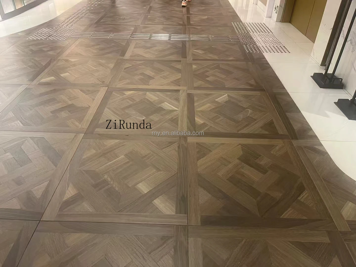 맞춤형 오크 마루 엔지니어링 목재 바닥재, 고품질 모던 브러쉬드 우드 플로어