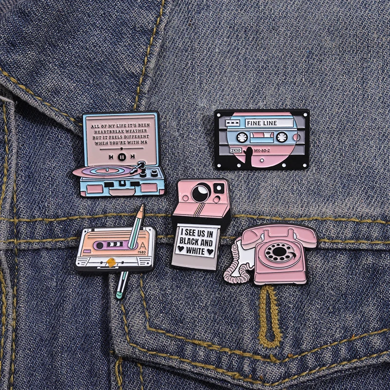 90er Jahre Band Telefon Kamera Emaille Pin Retro Vintage Musik Kassette Anstecknadel Abzeichen Old-School Nostalgische Schallplatte Broschen Schmuck – Detail 4