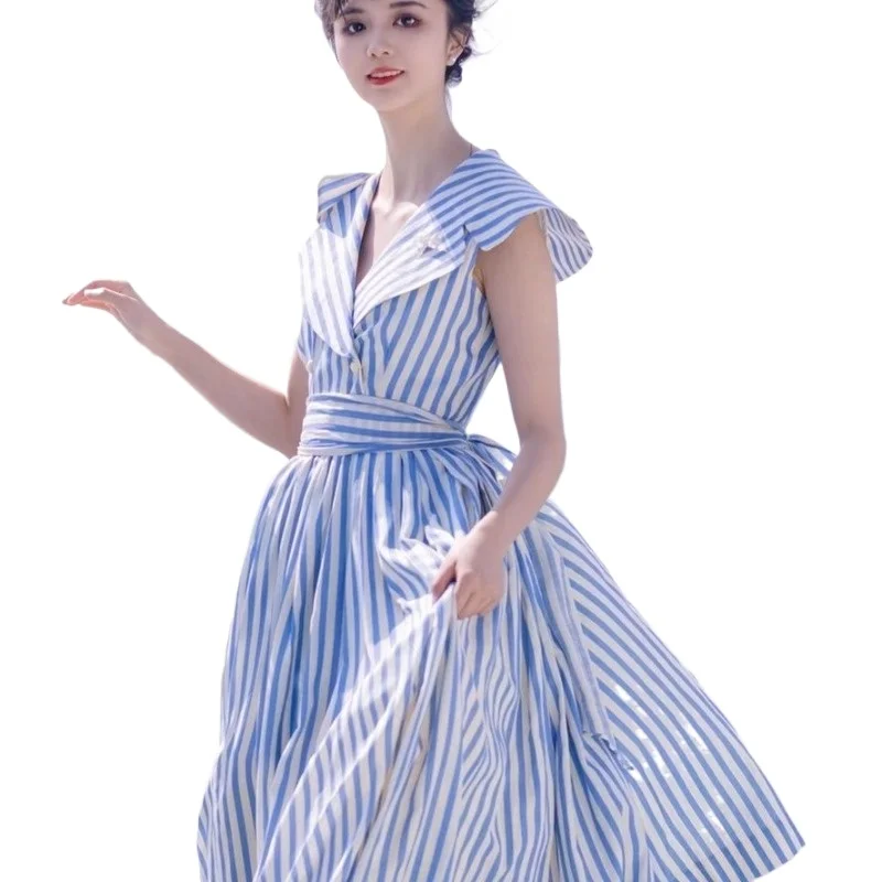 

Ностальгическое летнее платье в полоску с матросским воротником и морским мотивом, синее, плиссированное, без рукавов, с завышенной талией, стройнящее, в стиле принцессы