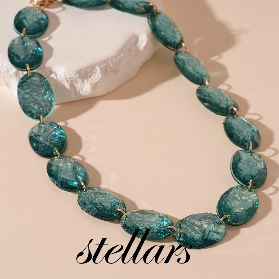 

Vintage Niche Green Resin Oval Geometric Collarbone Necklace Fashionable Simple Elegant High-End Feel for Women