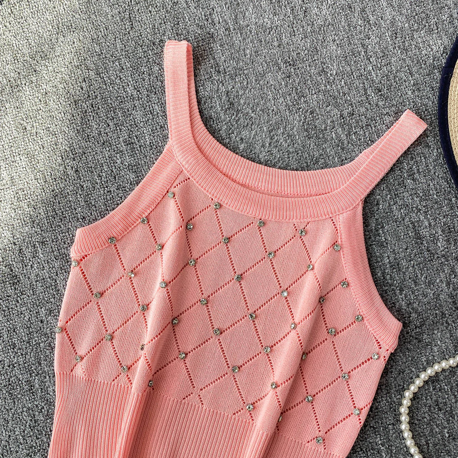 2026 신상 여성 캐주얼 O넥 민소매 니트 캐미솔 단색 라인스톤 아일렛 스파게티 탱크탑 스웨터 베스트