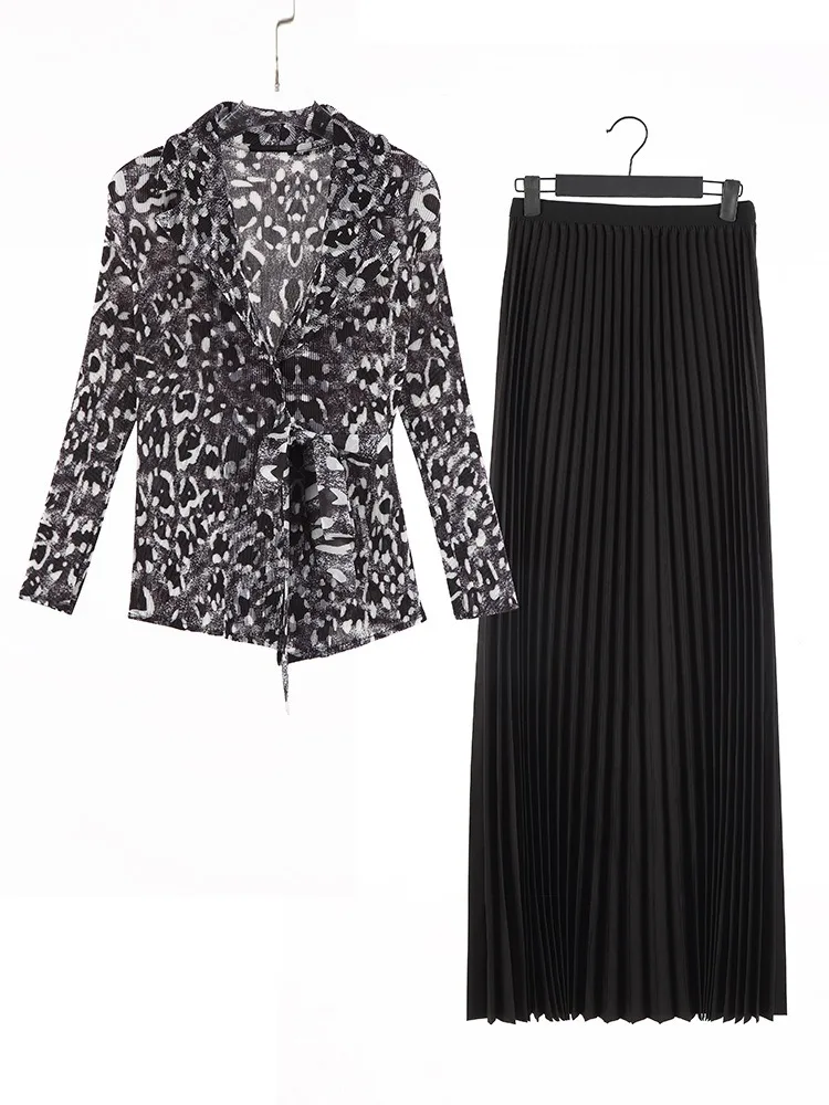 Miyake-Conjunto de traje plisado con estampado de leopardo para mujer, Top de manga larga con lazo, media falda larga de cintura alta, conjunto de dos piezas, novedad de 2025