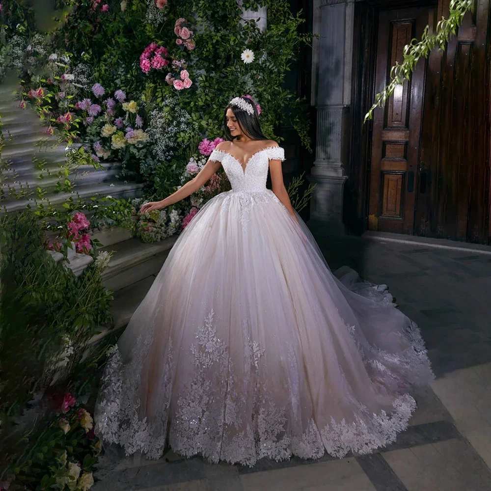 ชุดแต่งงานเจน แอร์ แบบคอวีทรงบอลกาวน์ ดีไซน์หรูหรา ตกแต่งลูกไม้ปักเลื่อมประดับไหล่แบบเปิดไหล่ ชุดเจ้าสาวสไตล์เจ้าหญิง