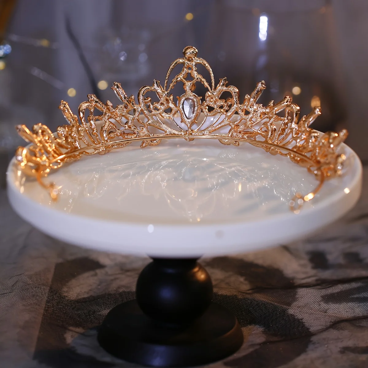 1 PC Elegant European And American Style Golden-plated Bridal Crown Headpiece With A New Design For The Bride