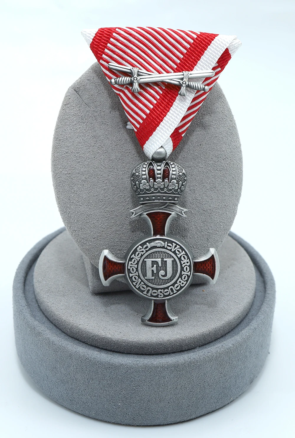 Anustria-Croix de mérite d'argent hongroise avec la reproduction de la couronne et des épées