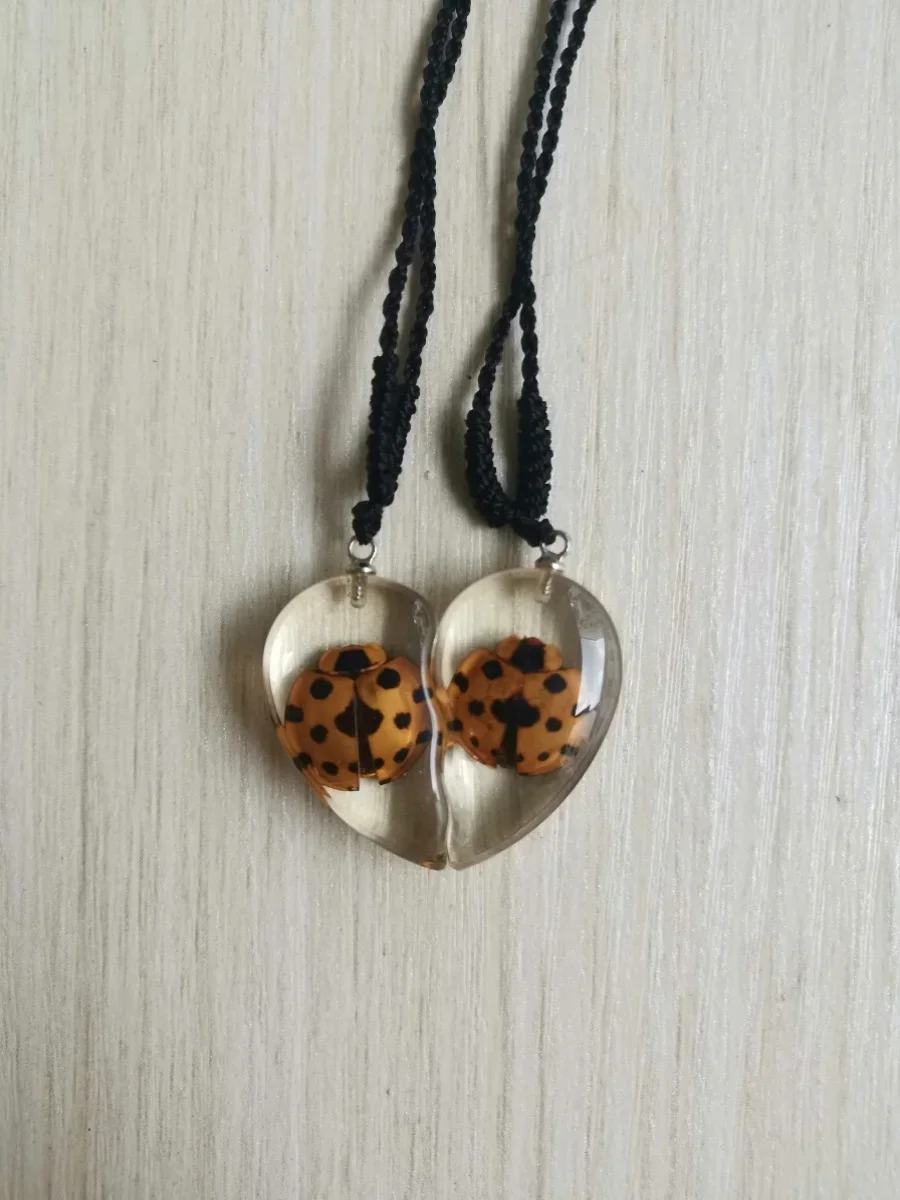 

Natural Scorpion Necklace Handmake Vintage Resin Insect Beetle Amber Lovers Pendant Rope Chain Necklaces Glow in Dark Jewelry