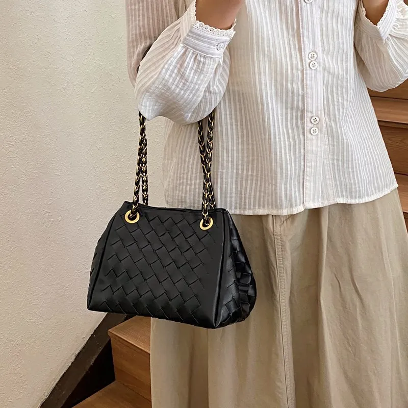 

High-End Minimalist Messenger Bag For Casual Leisure With Large Capacity And Elegant Leather