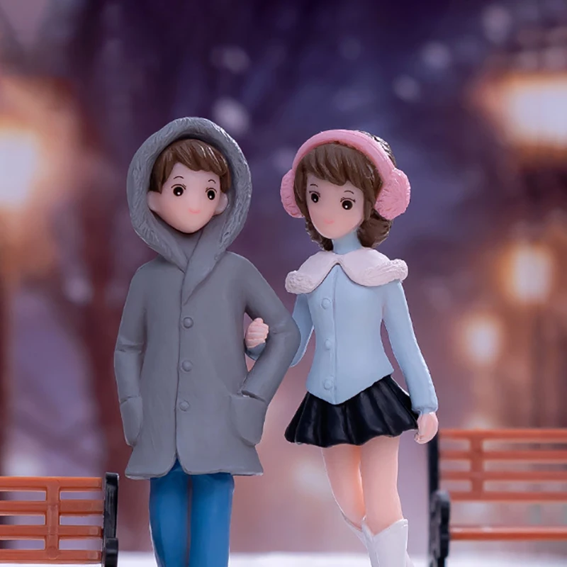 1Pair Mini Sweety Lovers Couple Holding Hands Figurines Miniatures Fairy Garden Moss Terrariums Resin Crafts Home Decoration