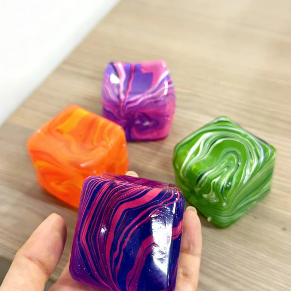 

Colorful Flow Pattern Square Maltose Pinch Music Release Slow Rebound Pressure Decompression Party Favors for Stress Relief