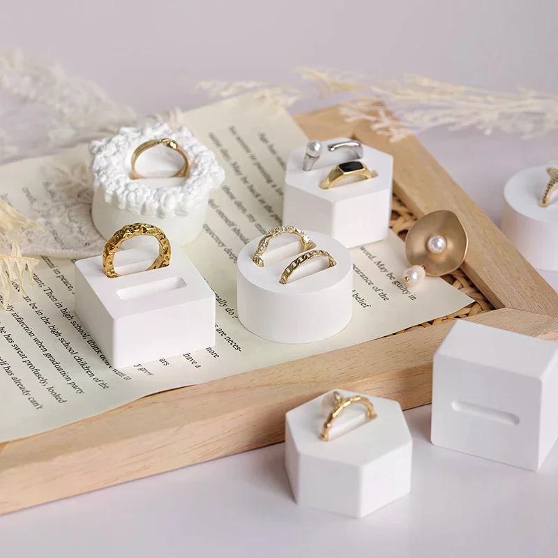 

Высококачественная белая гипсовая стойка для ювелирных изделий, кольцо, легкая креативная витрина, держатель для хранения ювелирных изделий, реквизит для фотографий