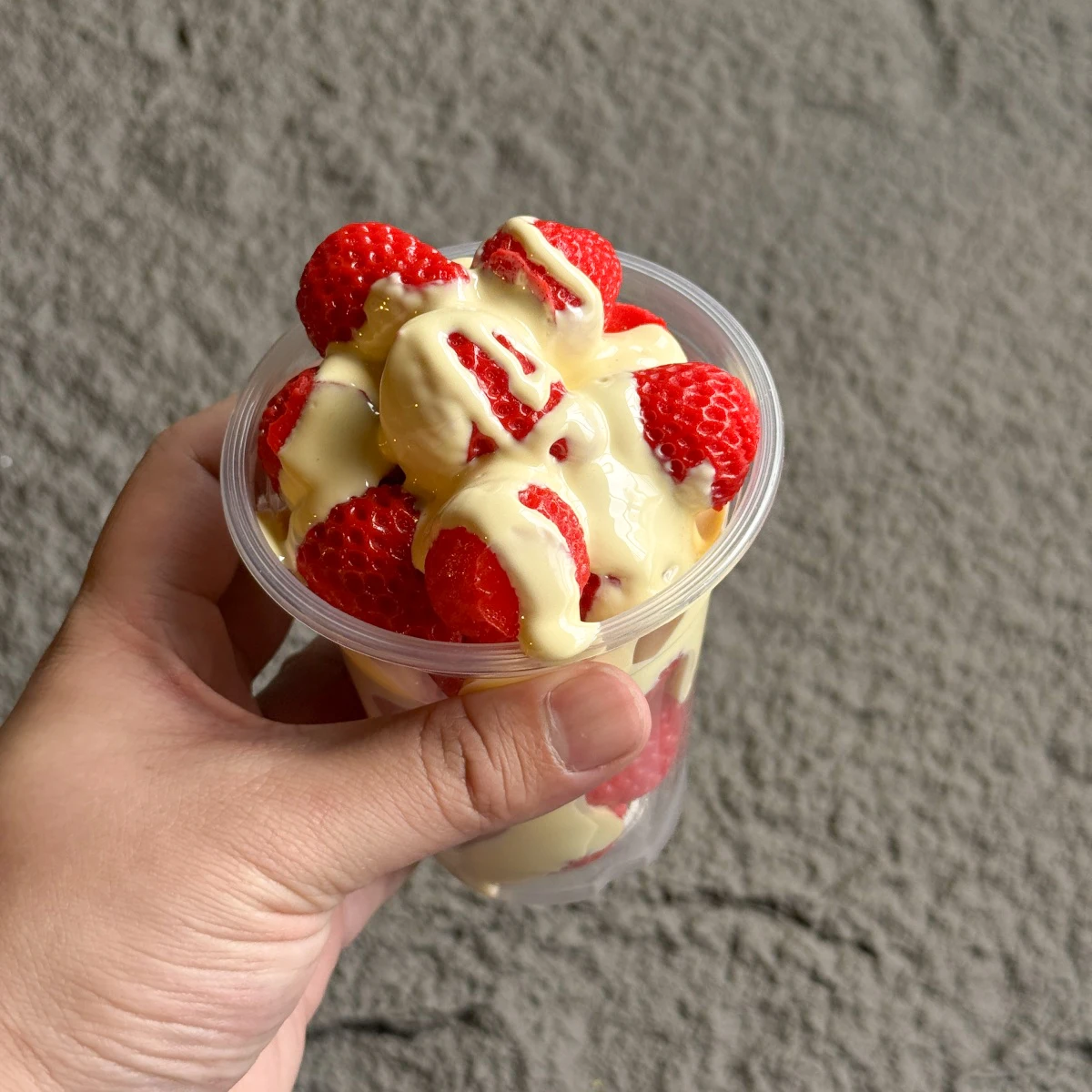 Рождественская поддельная клубничная десертная чашка - реалистичная имитация еды, декор рождественской елки, подарок на праздничную вечеринку, реквизит для фотосъемки