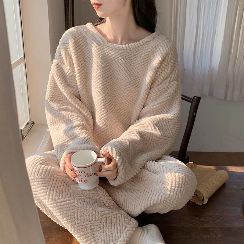 

2024 New Texture Embossed Coral Velvet Pajamas Women's Winter Round Neck Sleepwear Plush Warm Flannel Homewear Two-piece Set