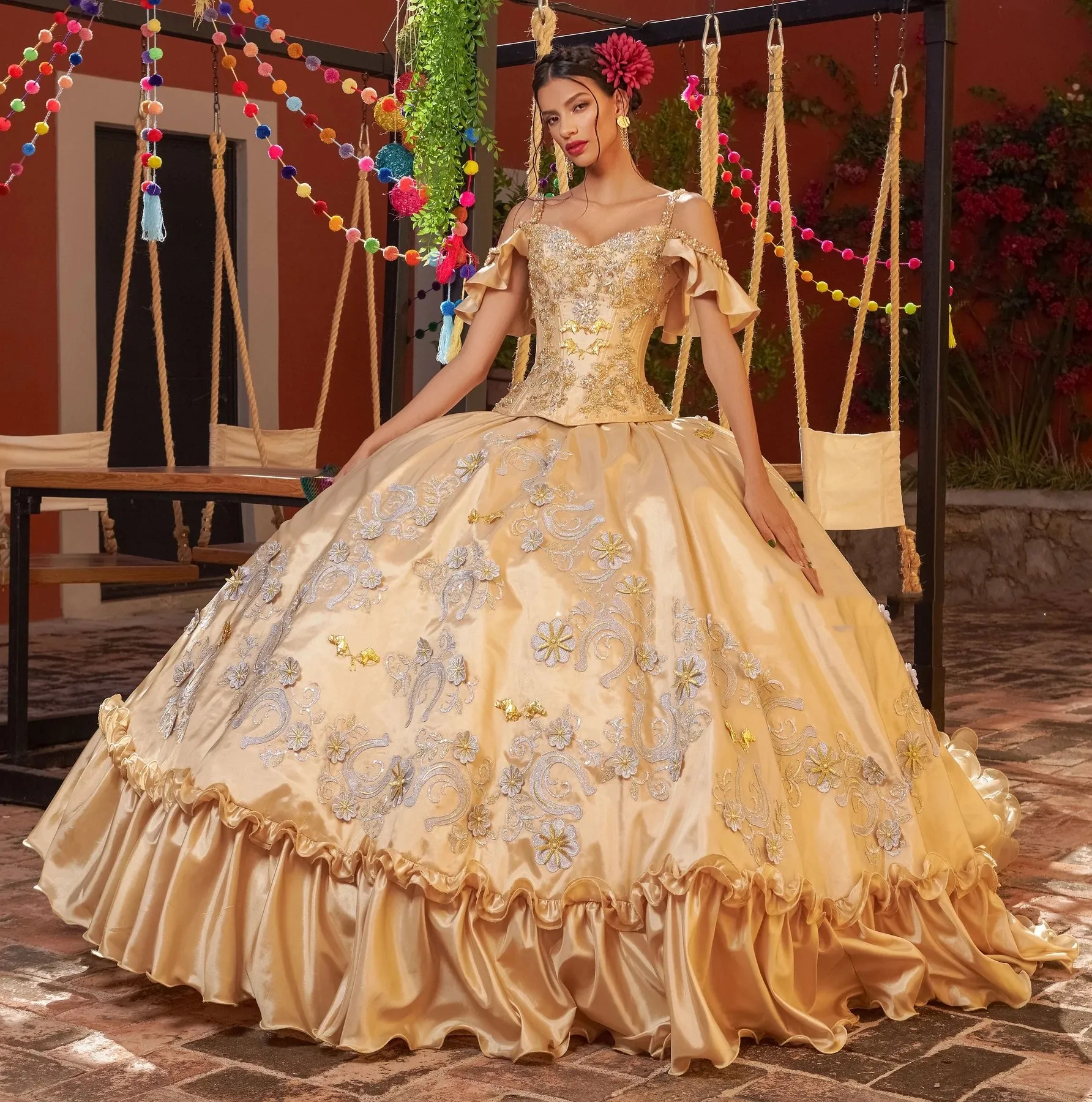 فساتين ذهبية Charro Quinceanera فساتين حفلة حمالات سباغيتي مزينة بالخرز منتفخ المكسيكي الحلو 16 فساتين 15 Anos