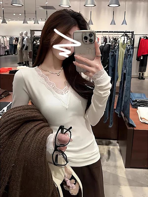 Plus Size Lace V-Ne…