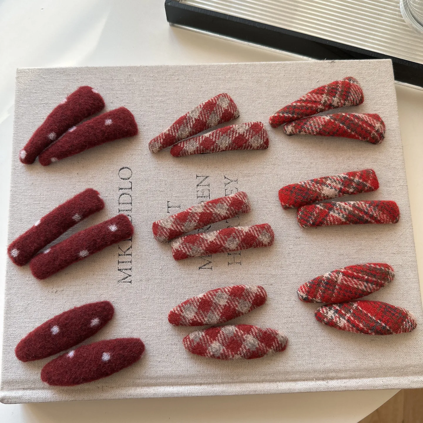 Red Plaid Tweed Side Bang Hair Clips for Women Broken Hair Winter Festive Cozy Non Slip Portable Premium Quality Accessoires